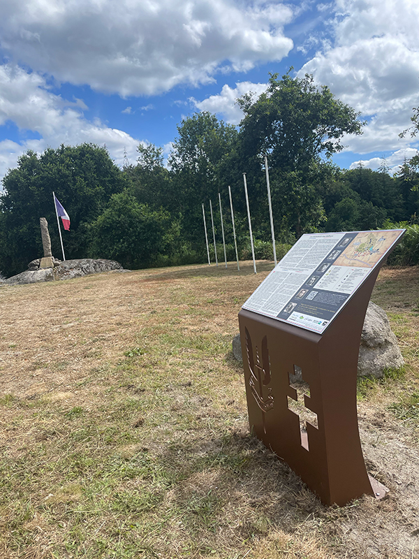 Pupitre commémoratif de Coat Mallouen (en Bretagne)